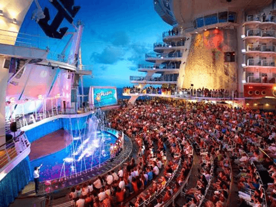 Pierwszy amfiteatr na wodzie – Aquatheater – na statku wycieczkowym - Cechy wyróżniające Oasis of the Seas na tle innych statków wycieczkowych
